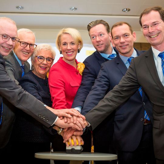 Der Vorstand der Harting Technologiegruppe gab den Startschuss für die Harting Digital Business Platform (HDBP): Dr. Michael Pütz, Dietmar Harting, Margrit Harting, Maresa Harting-Hertz, Philip Harting, Andreas Conrad und Dr. Frank Brode (von links nach rechts). Der Vorstand der Harting Technologiegruppe gab den Startschuss für die Harting Digital Business Platform (HDBP): Dr. Michael Pütz, Dietmar Harting, Margrit Harting, Maresa Harting-Hertz, Philip Harting, Andreas Conrad und Dr. Frank Brode (von links nach rechts).