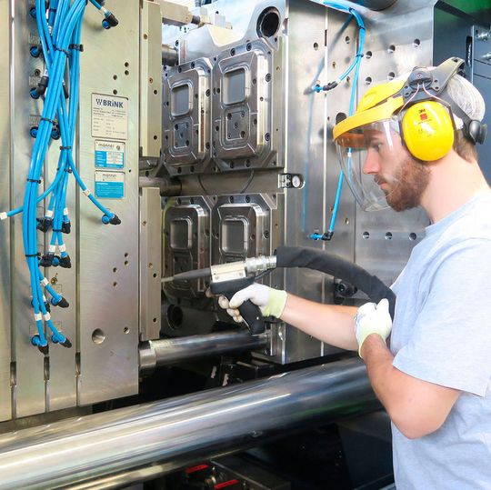 Sänti cleans its injection mould in order to free it from adhering residues after the injection. Sänti cleans its injection mould in order to free it from adhering residues after the injection.