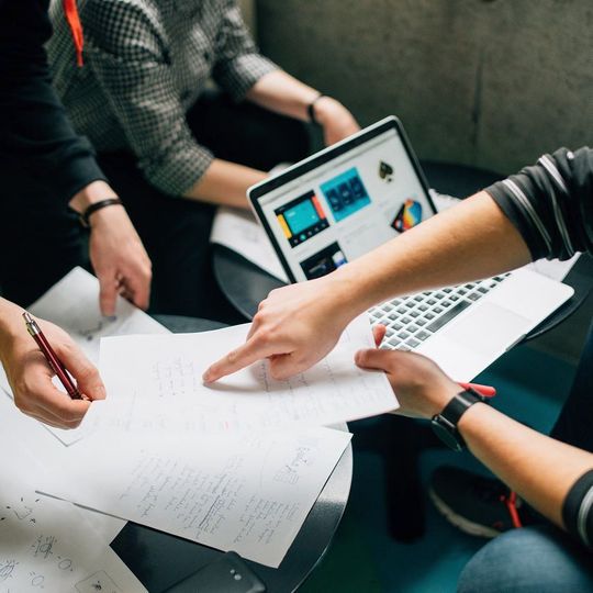Mit BizDevOps sollen Applikationen für die jeweilige Abteilung maßgeschneidert werden und gleichzeitig schneller zur Verfügung stehen. Mit BizDevOps sollen Applikationen für die jeweilige Abteilung maßgeschneidert werden und gleichzeitig schneller zur Verfügung stehen.