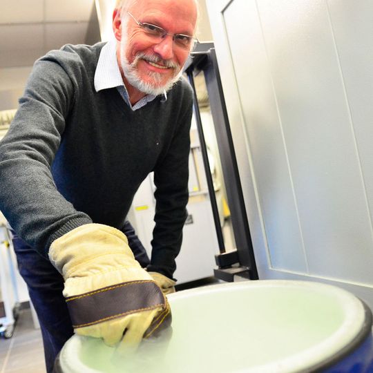 Prof. Dr. Jürgen Peterseim von der FH Münster hält ein Messer in den Dampf von siedendem Flüssigstickstoff. Er und sein Team wollten erforschen, unter welchen Umständen die Tiefstkühlung von Stahl das Material härter und langlebiger machen kann. Prof. Dr. Jürgen Peterseim von der FH Münster hält ein Messer in den Dampf von siedendem Flüssigstickstoff. Er und sein Team wollten erforschen, unter welchen Umständen die Tiefstkühlung von Stahl das Material härter und langlebiger machen kann.