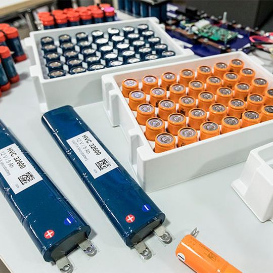 Im Rahmen des Forschungsprojekts Fast-Storage-BW II haben Wissenschaftler gemeinsam mit Partnern aus der Industrie einen neuen Hybridspeicher entwickelt: Die sogenannten Powercaps sollen die Vorteile von Batterien mit denen eines Kondensators vereinen und so das Verfahren der Energierückgewinnung ermöglichen. Im Rahmen des Forschungsprojekts Fast-Storage-BW II haben Wissenschaftler gemeinsam mit Partnern aus der Industrie einen neuen Hybridspeicher entwickelt: Die sogenannten Powercaps sollen die Vorteile von Batterien mit denen eines Kondensators vereinen und so das Verfahren der Energierückgewinnung ermöglichen.