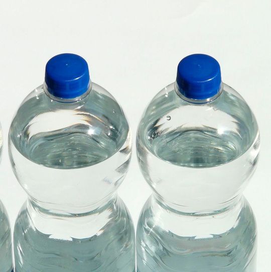 PET-Flaschen aus fossilem Kunststoff – künftig aus biobasiertem HMF? PET-Flaschen aus fossilem Kunststoff – künftig aus biobasiertem HMF?