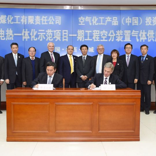Representatives of Air Products and Shanxi Jincheng Anthracite Coal Mining Group during the signature of the agreement. Representatives of Air Products and Shanxi Jincheng Anthracite Coal Mining Group during the signature of the agreement.