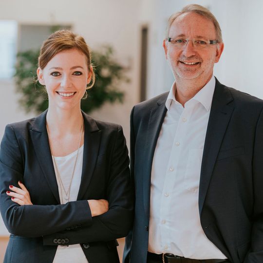 Neben Unternehmensgründer Dr.-Ing. Paul F. Filz (rechts) ist nun Ines Filz neue Geschäftsführerin Neben Unternehmensgründer Dr.-Ing. Paul F. Filz (rechts) ist nun Ines Filz neue Geschäftsführerin