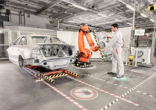 Mithilfe von Data Governance werden beispielsweise die Regeln zum Datenaustausch zwischen der Audi Smart Factory und Roboter Herstellern definiert. Mithilfe von Data Governance werden beispielsweise die Regeln zum Datenaustausch zwischen der Audi Smart Factory und Roboter Herstellern definiert.