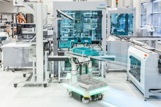 Die Cloud-basierte Navigationstechnologie, entwickelt am Fraunhofer IPA, macht den Einsatz von fahrerlosen Transportsystemen verlässlicher, flexibler und effizienter. Die Cloud-basierte Navigationstechnologie, entwickelt am Fraunhofer IPA, macht den Einsatz von fahrerlosen Transportsystemen verlässlicher, flexibler und effizienter.