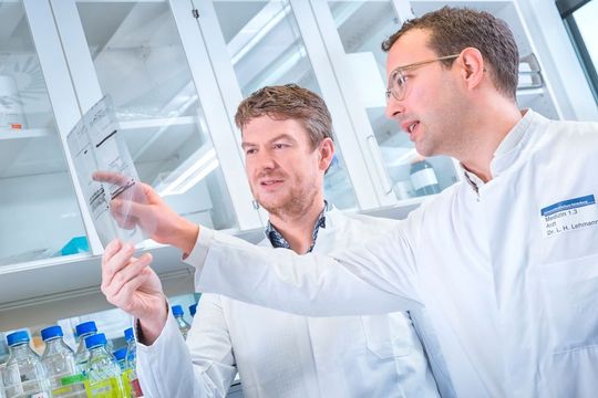 Dr. med. Lorenz Lehmann (re., Kardiologe) u. DZHK-Professor Johannes Backs (Direktor der Inneren Medizin VIII, Abteilung f. Molekulare Kardiologie u. Epigenetik)