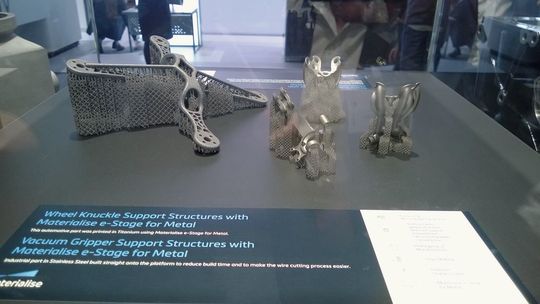 Mit der neuen Software "Materialise e-Stage for Metal" können Stützstrukturen für im Laserschmelzen additiv herzustellende Bauteile automatisch generiert werden. Mit der neuen Software "Materialise e-Stage for Metal" können Stützstrukturen für im Laserschmelzen additiv herzustellende Bauteile automatisch generiert werden.