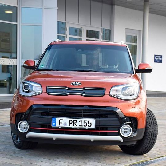 Die roten Zierstreifen kennzeichnen die Ausstattungsvariante Turbo des Kia Soul. Die roten Zierstreifen kennzeichnen die Ausstattungsvariante Turbo des Kia Soul.