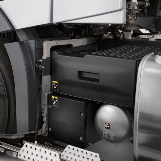Das neue Batteriesystem besteht aus zwei unabhängigen Batteriesätzen, die Blei-Säure-Batterien zum Starten des Motors und die Gelbatterien für weitere elektrische Verbraucher im Fahrerhaus. Das neue Batteriesystem besteht aus zwei unabhängigen Batteriesätzen, die Blei-Säure-Batterien zum Starten des Motors und die Gelbatterien für weitere elektrische Verbraucher im Fahrerhaus.
