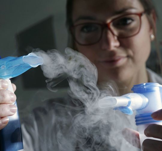 Pharmazie-Doktorandin Julia Ernst mit Inhalatoren einer Suspension mit Nanopartikeln. Pharmazie-Doktorandin Julia Ernst mit Inhalatoren einer Suspension mit Nanopartikeln.