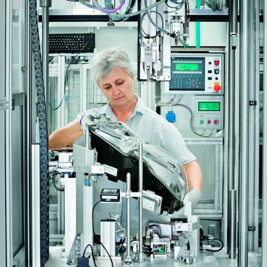 Hella baut seine Präsenz in den USA aus. Hella baut seine Präsenz in den USA aus.