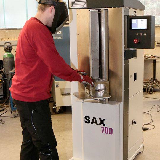 Mit der SAX700 lassen sich Ecknähte in verschiedensten Winkeln (Winkeleinstellung flexibel bis 179°) bis zu einer Länge von 700 mm sauber und schnell verschweißen. Mit der SAX700 lassen sich Ecknähte in verschiedensten Winkeln (Winkeleinstellung flexibel bis 179°) bis zu einer Länge von 700 mm sauber und schnell verschweißen.