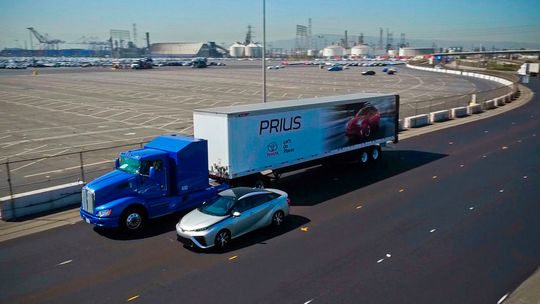 Die Reichweite des bis zu 36 Tonnen schweren Konzeptfahrzeugs für das „Project Portal“ beträgt 320 Kilometer pro Tankfüllung.