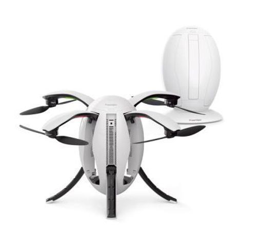 Quadrokopter PowerEgg: Das PowerEgg ist ein eiförmiger Quadrokopter mit 4K-Kamera – und seine Formgebung ein echter Eyecatcher. Das Gehäuse enthält neben einem großen Propeller für stabilen Flug und mehr Kraft das Landegestell, die Arme bzw. Ausleger sowie die Motoren, die nach dem Einschalten automatisch aus dem Gehäuse fahren. Außer auf Ästhetik zielte die Entwicklung des PowerEgg auf hohe Funktionalität. So werden die Aufnahmen mit der 360-Grad-Kamera durch einen Gimbal stabilisiert, und dank spezieller Sensoren kann das PowerEgg auch indoor fliegen, Hersteller PowerVision Robot, Beijing, China. Quadrokopter PowerEgg: Das PowerEgg ist ein eiförmiger Quadrokopter mit 4K-Kamera – und seine Formgebung ein echter Eyecatcher. Das Gehäuse enthält neben einem großen Propeller für stabilen Flug und mehr Kraft das Landegestell, die Arme bzw. Ausleger sowie die Motoren, die nach dem Einschalten automatisch aus dem Gehäuse fahren. Außer auf Ästhetik zielte die Entwicklung des PowerEgg auf hohe Funktionalität. So werden die Aufnahmen mit der 360-Grad-Kamera durch einen Gimbal stabilisiert, und dank spezieller Sensoren kann das PowerEgg auch indoor fliegen, Hersteller PowerVision Robot, Beijing, China.