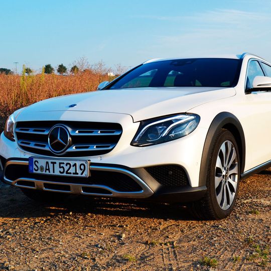 Der Mercedes-Benz E 220d All Terrain feierte seine Markteinführung im März 2017. Damit fährt das Auto jetzt in seine erste Wintersaison. Der Mercedes-Benz E 220d All Terrain feierte seine Markteinführung im März 2017. Damit fährt das Auto jetzt in seine erste Wintersaison.