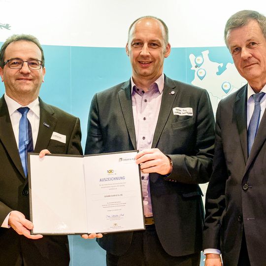 Für seinen intelligenten Greifer für kollaborierende Anwendungen wurde Schunk im Rahmen des Wettbewerbs „100 Orte für Industrie 4.0 in Baden-Württemberg“ ausgezeichnet. Das Bild zeigt Ministerialdirigent Günter Leßnerkraus (re.) bei der Preisübergabe zusammen mit Prof. Dr.-Ing. Markus Glück (li.), SCHUNK Chief Innovation Officer (CINO), sowie Dr. Martin May, Head of Cyber Physical Systems bei Schunk. Für seinen intelligenten Greifer für kollaborierende Anwendungen wurde Schunk im Rahmen des Wettbewerbs „100 Orte für Industrie 4.0 in Baden-Württemberg“ ausgezeichnet. Das Bild zeigt Ministerialdirigent Günter Leßnerkraus (re.) bei der Preisübergabe zusammen mit Prof. Dr.-Ing. Markus Glück (li.), SCHUNK Chief Innovation Officer (CINO), sowie Dr. Martin May, Head of Cyber Physical Systems bei Schunk.