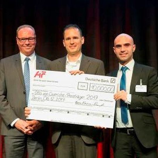 Das Gewinnerteam des diesjährigen OvG-Preises: Prof. Dr. Bernd-Arno Behrens, Dr. Sven Hübner und Dipl.-Ing. Masood Jalanesh vom IFUM Hannover (v.l.) Das Gewinnerteam des diesjährigen OvG-Preises: Prof. Dr. Bernd-Arno Behrens, Dr. Sven Hübner und Dipl.-Ing. Masood Jalanesh vom IFUM Hannover (v.l.)