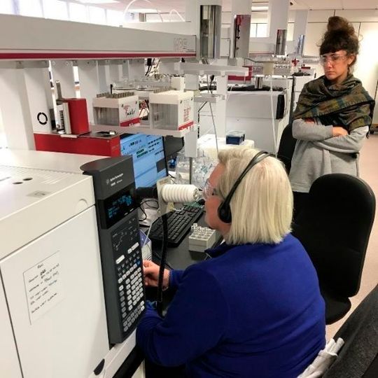 Joy Milne sitzt am Gerstel-Olfactory Detection Port (ODP), um die aufgezeichneten Signale im Chromatogramm als relevant für die Parkinson-Diagnose entschlüsseln zu können. Joy Milne sitzt am Gerstel-Olfactory Detection Port (ODP), um die aufgezeichneten Signale im Chromatogramm als relevant für die Parkinson-Diagnose entschlüsseln zu können.