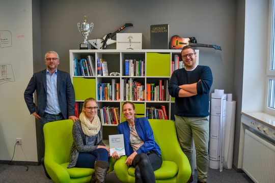 Das IoT-Team präsentiert voller Stolz das neue "Praxishandbuch OPC UA" von Dr. Miriam Schleipen (Hrsg.). Das IoT-Team präsentiert voller Stolz das neue "Praxishandbuch OPC UA" von Dr. Miriam Schleipen (Hrsg.).