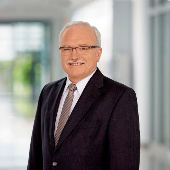 Dr. Heinz Wesch, langjähriger Geschäftsführer von Phoenix Contact, ist nach 25 Jahren in den Ruhestand getreten. Dr. Heinz Wesch, langjähriger Geschäftsführer von Phoenix Contact, ist nach 25 Jahren in den Ruhestand getreten.