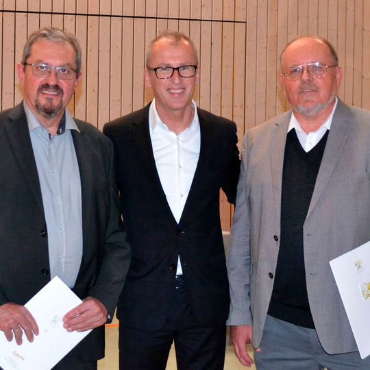 Der neue Steinmeyer-Geschäftsführer Dr.-Ing. Manfred Münch (Mi.) würdigte in einer Feierstunde die Verdienste von Alexander (li.) und Joachim Beck (re.) Der neue Steinmeyer-Geschäftsführer Dr.-Ing. Manfred Münch (Mi.) würdigte in einer Feierstunde die Verdienste von Alexander (li.) und Joachim Beck (re.)