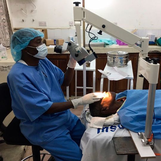 Das transportable OP Mikroskop kommt unter anderem in Uganda bei Augen-OPs zum Einsatz. Das transportable OP Mikroskop kommt unter anderem in Uganda bei Augen-OPs zum Einsatz.