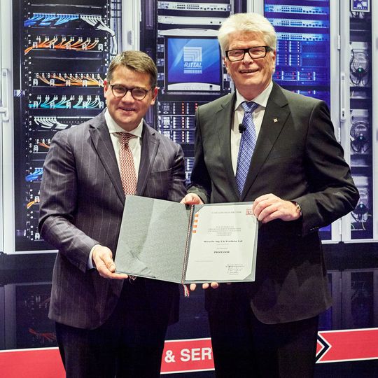 Stellvertretend für das Land Hessen würdigte Boris Rhein (l.), hessischer Minister für Wissenschaft und Kunst, jetzt das Engagement des Familienunternehmers Dr. Friedhelm Loh mit dem Titel des Ehrenprofessors. Stellvertretend für das Land Hessen würdigte Boris Rhein (l.), hessischer Minister für Wissenschaft und Kunst, jetzt das Engagement des Familienunternehmers Dr. Friedhelm Loh mit dem Titel des Ehrenprofessors.
