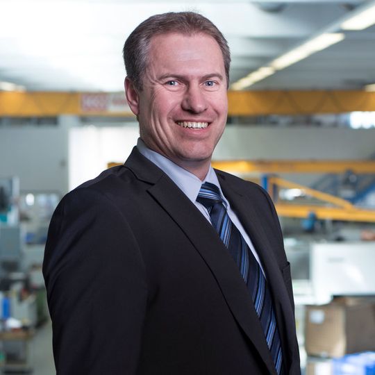Für Markus Lechner, Leiter des SPN-Qualitätsmanagements, markiert die DIN EN 9100 gerade auch im Hinblick auf die aktuelle Marktstrategie des Unternehmens, die auf ein deutliches Wachstum der Luftfahrt-Anteile im Branchenmix abzielt, einen Meilenstein auf dem Weg in die Zukunft. Für Markus Lechner, Leiter des SPN-Qualitätsmanagements, markiert die DIN EN 9100 gerade auch im Hinblick auf die aktuelle Marktstrategie des Unternehmens, die auf ein deutliches Wachstum der Luftfahrt-Anteile im Branchenmix abzielt, einen Meilenstein auf dem Weg in die Zukunft.