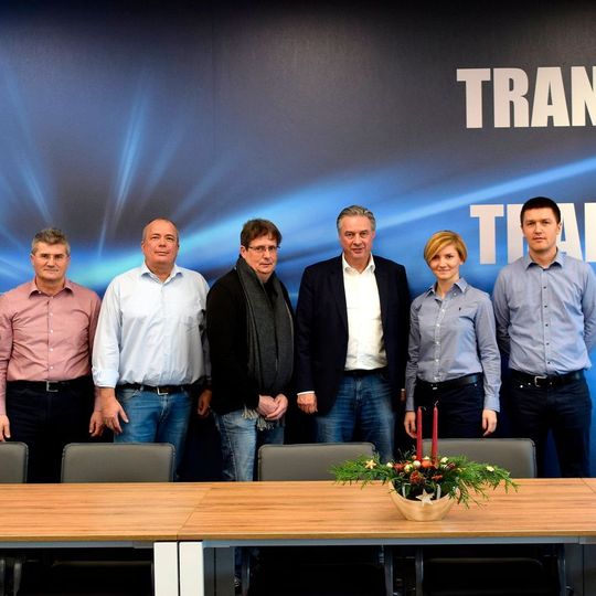 Orten Fahrzeugbau und Gniotpol arbeiten zukünftig enger zusammen; v. l. n. r. Kazimierz Gniot (CEO Gniotpol), Friedhelm Justen (CFO Orten Fahrzeugbau), Wilhelm Kemmnitz (TL Orten Fahrzeugbau), Robert E. Orten (CEO Orten Fahrzeugbau), Agata Duliniec (CEO Gniotpol), Jacek Leńczuk (VKL Gniotpol) Orten Fahrzeugbau und Gniotpol arbeiten zukünftig enger zusammen; v. l. n. r. Kazimierz Gniot (CEO Gniotpol), Friedhelm Justen (CFO Orten Fahrzeugbau), Wilhelm Kemmnitz (TL Orten Fahrzeugbau), Robert E. Orten (CEO Orten Fahrzeugbau), Agata Duliniec (CEO Gniotpol), Jacek Leńczuk (VKL Gniotpol)