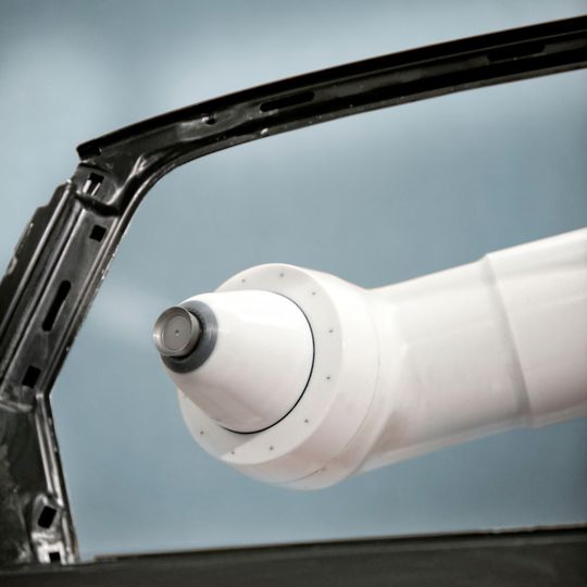 In der neuen Lackieranlage für JAC ist der Eco-Bell3-Ci-Zerstäuber für die Innenlackierung erstmals bei einem chinesischen Hersteller im Einsatz. In der neuen Lackieranlage für JAC ist der Eco-Bell3-Ci-Zerstäuber für die Innenlackierung erstmals bei einem chinesischen Hersteller im Einsatz.