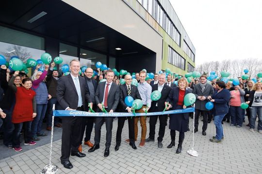 Beim Band-Durchschneiden anlässlich der Einweihung: Adrian Percy, Leiter Forschung und Entwicklung, Axel Trautwein, Leiter Chemische Forschung, Markus Dollinger, Leiter Insektizidforschung, Daniel Zimmermann, Bürgermeister der Stadt Monheim am Rhein, Projektleiter Torsten Knohl und Bayer-Standortleiterin Simone Rosche. Beim Band-Durchschneiden anlässlich der Einweihung: Adrian Percy, Leiter Forschung und Entwicklung, Axel Trautwein, Leiter Chemische Forschung, Markus Dollinger, Leiter Insektizidforschung, Daniel Zimmermann, Bürgermeister der Stadt Monheim am Rhein, Projektleiter Torsten Knohl und Bayer-Standortleiterin Simone Rosche.