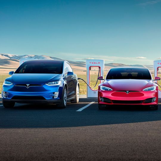 Langstreckenfahrten ohne Zwischenstopp an der Ladesäule sind bei E-Autos wie den Tesla-Modellen noch nicht möglich.