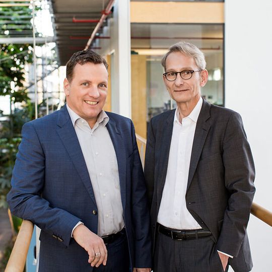 Zum 1. Januar 2018 übernahm Dieter Aichert (links) die Funktion als Geschäftsführer und Chief Executive Officer von SurTec Deutschland. Aichert folgt auf Dr. Karl Brunn (rechts) der als Senior Project Manager zu SurTec International gewechselt ist. Zum 1. Januar 2018 übernahm Dieter Aichert (links) die Funktion als Geschäftsführer und Chief Executive Officer von SurTec Deutschland. Aichert folgt auf Dr. Karl Brunn (rechts) der als Senior Project Manager zu SurTec International gewechselt ist.