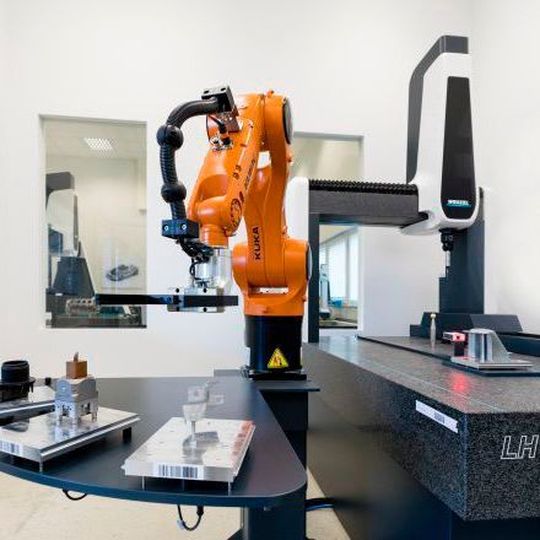Linienintegriertes Koordinatenmessgerät mit automatischer Bestückung über einen Industrieroboter. Linienintegriertes Koordinatenmessgerät mit automatischer Bestückung über einen Industrieroboter.