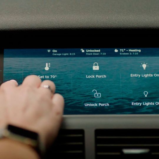 Eine zusammen mit Gentex vorgestellte Lösung von Jaguar Land Rover soll es den Nutzern ermöglichen, vom Fahrzeug aus Geräte im Haushalt zu bedienen. Eine zusammen mit Gentex vorgestellte Lösung von Jaguar Land Rover soll es den Nutzern ermöglichen, vom Fahrzeug aus Geräte im Haushalt zu bedienen.