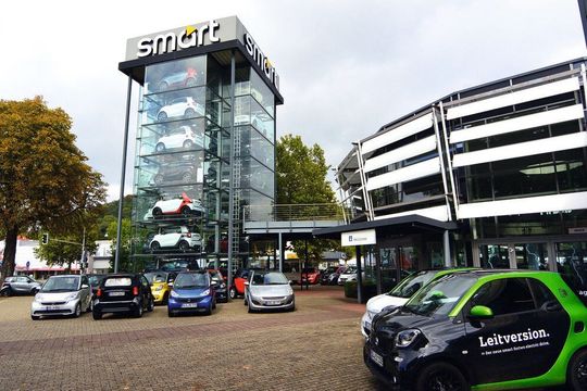 Das Smart-Center Saarbücken feiert 2018 sein 20-jähriges Jubiläum. Das Autohaus zählt zu den wenigen exklusiven Autohäusern der Kleinwagenmarke des Daimler-Konzerns in Europa. Das Smart-Center Saarbücken feiert 2018 sein 20-jähriges Jubiläum. Das Autohaus zählt zu den wenigen exklusiven Autohäusern der Kleinwagenmarke des Daimler-Konzerns in Europa.