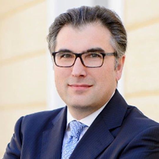 Johann Schmid-Davis, Prokurist und Chief Financial Officer, wurde im Dezember 2017 in die Geschäftsführung der Hörmann Holding berufen. Johann Schmid-Davis, Prokurist und Chief Financial Officer, wurde im Dezember 2017 in die Geschäftsführung der Hörmann Holding berufen.