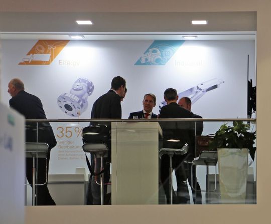 Une exposition c'est aussi l'occasion de soigner les contacts entre fournisseurs et utilisateurs. Stand Starrag à l'EMO 2017. Une exposition c'est aussi l'occasion de soigner les contacts entre fournisseurs et utilisateurs. Stand Starrag à l'EMO 2017.