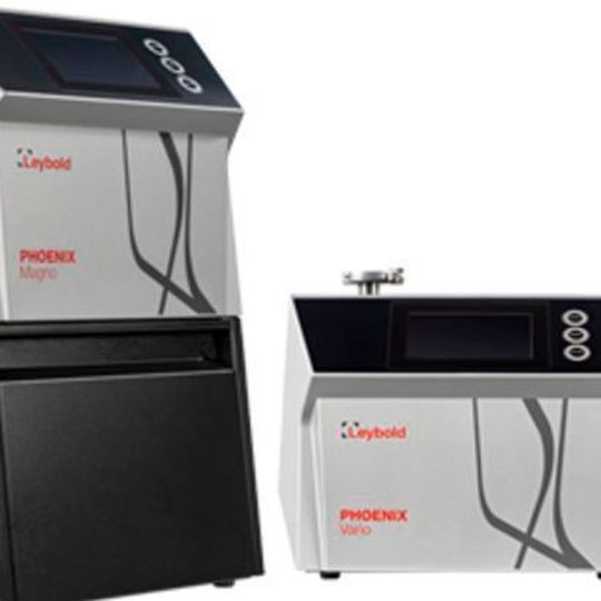 Der Helium-Leckdetektor Phoenix 4 ist in den Modellklassen Phoenix Vario, Phoenix Quadro und Phoenix Magno erhältlich, die mit ihren unterschiedlichen Saugvermögenskonfigurationen für diverse Kundenanwendungen ausgelegt sind. Der Helium-Leckdetektor Phoenix 4 ist in den Modellklassen Phoenix Vario, Phoenix Quadro und Phoenix Magno erhältlich, die mit ihren unterschiedlichen Saugvermögenskonfigurationen für diverse Kundenanwendungen ausgelegt sind.