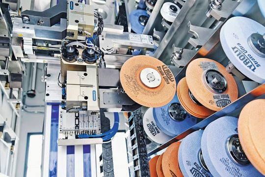 Die kompakte Y-Achse wurde speziell für die Anwendung konstruiert. Mit ihr kann der Schlitten zur Entnahme der Schleifscheiben bis unmittelbar vor das Werkzeugregal verfahren werden.