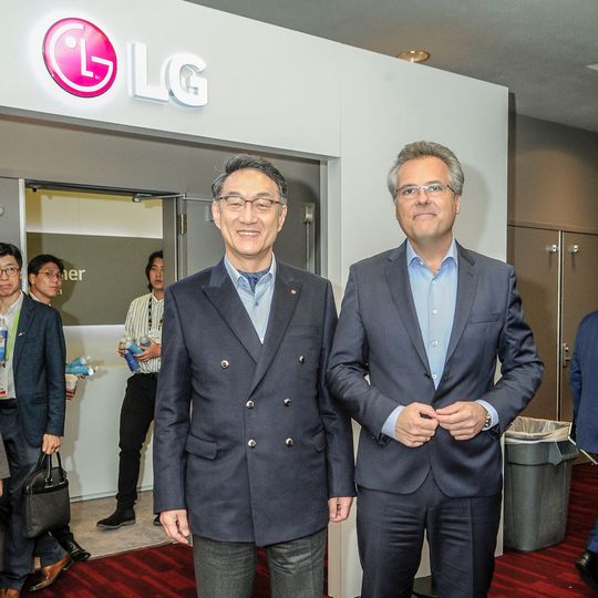 Lee Woo-jong, President der LG Electronics Vehicle Components Company, und Kurt Sievers, Executive Vice President und Leiter des Geschäftsbereichs Automotive bei NXP, auf dem Automotive Vision Meeting auf der CES 2018. Lee Woo-jong, President der LG Electronics Vehicle Components Company, und Kurt Sievers, Executive Vice President und Leiter des Geschäftsbereichs Automotive bei NXP, auf dem Automotive Vision Meeting auf der CES 2018.