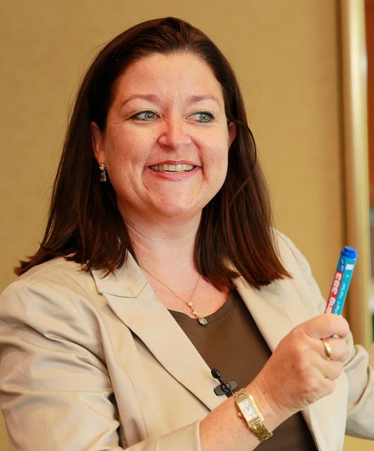 Sandra Schubert, genannt „die SCHUBs“, ist eine erfahrene und leidenschaftliche Verkäuferin. Mit ihrer Firma SCHUBs Vertriebskonzepte ist sie in vielen Branchen zu Hause und „schubst“ namhafte Markenunternehmen und dynamische Mittelständler mit viel Humor und großer Begeisterung zum Verkaufserfolg. Sandra Schubert, genannt „die SCHUBs“, ist eine erfahrene und leidenschaftliche Verkäuferin. Mit ihrer Firma SCHUBs Vertriebskonzepte ist sie in vielen Branchen zu Hause und „schubst“ namhafte Markenunternehmen und dynamische Mittelständler mit viel Humor und großer Begeisterung zum Verkaufserfolg.