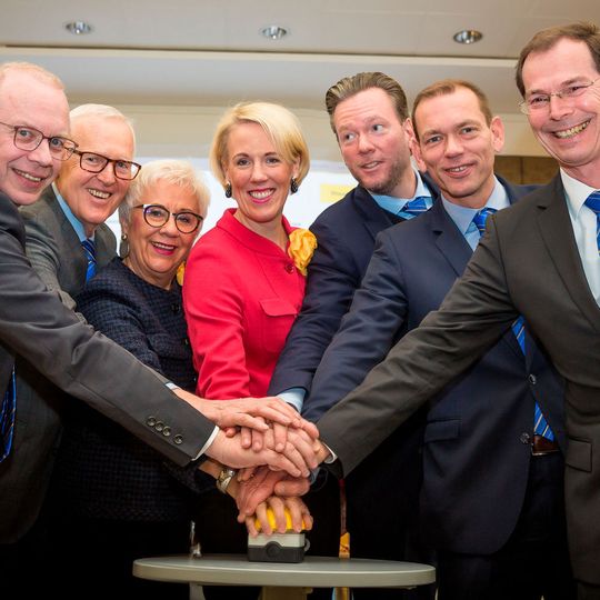 Der Vorstand der Harting-Technologiegruppe gab den Startschuss für die Harting Digital Business Platform (HDBP): Dr. Michael Pütz, Dietmar Harting, Margrit Harting, Maresa Harting-Hertz, Philip Harting, Andreas Conrad und Dr. Frank Brode (v.l.n.r.). Der Vorstand der Harting-Technologiegruppe gab den Startschuss für die Harting Digital Business Platform (HDBP): Dr. Michael Pütz, Dietmar Harting, Margrit Harting, Maresa Harting-Hertz, Philip Harting, Andreas Conrad und Dr. Frank Brode (v.l.n.r.).