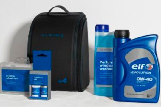 Käufer eines neuen Alpine A110 erhalten ein „Road-Ready“-Kit, mit einer Dose „Elf Evolution 0W-40 Alpine“ sowie verschiedenen Autopflegeprodukten. Käufer eines neuen Alpine A110 erhalten ein „Road-Ready“-Kit, mit einer Dose „Elf Evolution 0W-40 Alpine“ sowie verschiedenen Autopflegeprodukten.