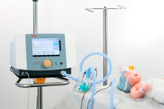 Das neue Beatmungsgerät von Medin Medical Innovations hilft nicht nur Frühgeboren. Da der Gasmischer modular aufgebaut ist, kann er auch in anderen Beatmungslösungen eingesetzt werden, etwa in der Notfallversorgung. Das neue Beatmungsgerät von Medin Medical Innovations hilft nicht nur Frühgeboren. Da der Gasmischer modular aufgebaut ist, kann er auch in anderen Beatmungslösungen eingesetzt werden, etwa in der Notfallversorgung.