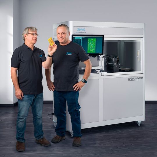 Der 3D-Drucker DragonFly 2020 Pro 3D verarbeitet neben leitfähigen Tinten auch dielektrische Materialien. Der 3D-Drucker DragonFly 2020 Pro 3D verarbeitet neben leitfähigen Tinten auch dielektrische Materialien.