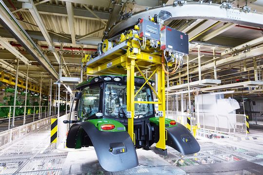 Beim Retrofit der Elektrohängebahn hat John Deere fast das komplette Maxolution-Programm ausgeschöpft: SEW-Eurodrive lieferte von der Antriebstechnik über das Sicherheitssystem bis zur Sensorik fast alle Komponenten. Beim Retrofit der Elektrohängebahn hat John Deere fast das komplette Maxolution-Programm ausgeschöpft: SEW-Eurodrive lieferte von der Antriebstechnik über das Sicherheitssystem bis zur Sensorik fast alle Komponenten.