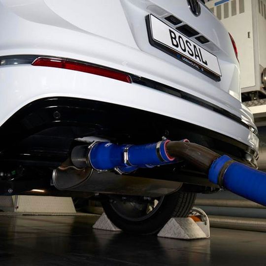 Die Bosal-Gruppe verkauft die Geschäftsbereiche „Automotive Carrier and Protection Systems“ und „Anhängevorrichtungen für den Zubehörmarkt“ an Tower Brook Capital Partners, um sich künftig auf den zentralen Geschäftsbereich ECS (Abgassysteme) zu fokussieren. Die Bosal-Gruppe verkauft die Geschäftsbereiche „Automotive Carrier and Protection Systems“ und „Anhängevorrichtungen für den Zubehörmarkt“ an Tower Brook Capital Partners, um sich künftig auf den zentralen Geschäftsbereich ECS (Abgassysteme) zu fokussieren.