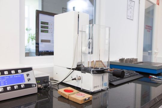 Mit dem EMP II von Feinmess Suhl kalibriert die PMK GmbH (Prüfen+Messen+Kalibrieren) Endmaße und Gebrauchsnormale von Kunden aus allen Bereichen der Industrie. Mit dem EMP II von Feinmess Suhl kalibriert die PMK GmbH (Prüfen+Messen+Kalibrieren) Endmaße und Gebrauchsnormale von Kunden aus allen Bereichen der Industrie.